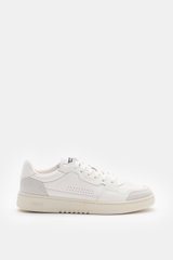 Axel Arigato Sneaker 'Dice Lo' weiß side view, white leather with nubuck overlays, perforated toe, six-eye lacing, padded collar, gold label print, mesh lining, cushioned insole, flexible rubber sole. Alltags-Sneaker mit retroesker Note: Der 'Dice Lo' von