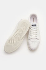 Top view of Axel Arigato Sneaker 'Dice Lo' weiß showing the upper, laces, and sole with embossed branding, made of smooth Italian leather and nubuck overlays.

Description: <p>Alltags-Sneaker mit retroesker Note: Der 'Dice Lo' von AXEL ARIGATO aus italien