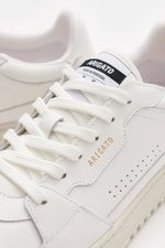 Close-up front-side view of Axel Arigato Sneaker 'Dice Lo' weiß in white smooth leather with nubuck overlays, perforated toe, and six-hole lacing.

Description: <p>Alltags-Sneaker mit retroesker Note: Der 'Dice Lo' von AXEL ARIGATO aus italienischem Glatt