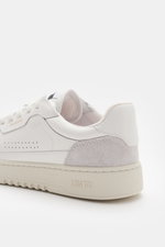 Axel Arigato Sneaker 'Dice Lo' weiß shown from a rear side angle, featuring white Italian smooth leather, nubuck overlays, and perforated round toe cap. <p>Alltags-Sneaker mit retroesker Note: Der 'Dice Lo' von AXEL ARIGATO aus italienischem Glattleder un