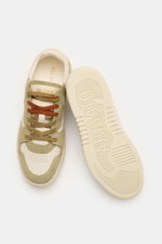 Axel Arigato Sneaker 'Dice Lo' sand/salbei shown from top-down and side views, featuring nubuck and velour overlays, perforated toe cap, six-hole lacing, padded collar, textile lining, cushioned footbed, and flexible sole.