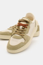 Close-up front-side view of Axel Arigato Sneaker 'Dice Lo' sand/salbei in nubuck and velour leather with perforations and mixed laces.

Detailed description: <p>Retro-Design neu gedacht: Mit dem Sneaker 'Dice Lo' präsentiert AXEL ARIGATO ein von Vintage-Ä