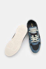 Top and sole view of Axel Arigato Sneaker 'Dice Lo' navy/graublau in retro-inspired design with nubuk and velours leather, six-hole lacing, gold label.

Additional description: <p>Retro-Design neu gedacht: Mit dem Sneaker 'Dice Lo' präsentiert AXEL ARIGAT