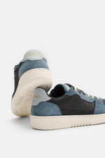 Axel Arigato Sneaker 'Dice Lo' navy/graublau shown from rear and side, featuring nubuk and velours leather, round perforated toe, six-hole lacing.

<p>Retro-Design neu gedacht: Mit dem Sneaker 'Dice Lo' präsentiert AXEL ARIGATO ein von Vintage-Ästhetik in