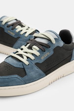 Axel Arigato Sneaker 'Dice Lo' navy/graublau shown from a close-up front-side angle, featuring nubuck and velour overlays, round perforated toe cap, six-eyelet lacing, textile lining, padded collar and insole, perforated sides, gold label embossing, and f