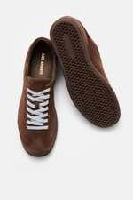 Axel Arigato Sneaker 'Zane' braun in soft suede, photographed from above showing top and sole with white laces and textured rubber sole.

<div class="qMYqUG_convSearchResultHighlightRoot">
<div class="" data-turn-id-container="request-WEB:32f1fab7-4f78-4