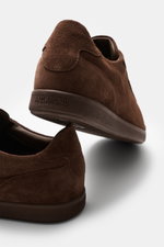 Rear close-up view of Axel Arigato Sneaker 'Zane' braun in soft brown suede, showing embossed heel logo and textured rubber sole.

Additional description:
<div class="qMYqUG_convSearchResultHighlightRoot">
<div class="" data-turn-id-container="request-WEB