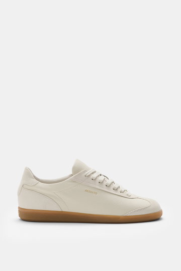 Axel Arigato Sneaker 'Zane' creme seitlich fotografiert, fein genarbtes Leder, Veloursleder-Overlays, goldfarbene Prägung, Gummisohle.