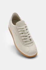 Axel Arigato Sneaker 'Zane' creme shown from a top-front angle, featuring finely grained leather, suede overlays, round toe, seven-eyelet lacing, padded collar, terry and leather lining, and flexible gum sole. <div class="qMYqUG_convSearchResultHighlightR