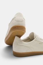 Rear and side view of Axel Arigato Sneaker 'Zane' creme in finely grained leather with suede overlays, rubber sole, and gold logo. <div class="qMYqUG_convSearchResultHighlightRoot">
<div class="" data-turn-id-container="request-WEB:32f1fab7-4f78-4689-b84
