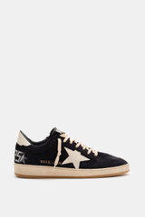 Golden Goose Sneaker 'Ball Star' navy/creme aus feinem Veloursleder, Vintage-Finish, seitlichem Stern und Print, schräg von links fotografiert.
