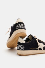 Golden Goose Sneaker 'Ball Star' navy/creme, feines Veloursleder, Vintage-Finish, Used-Optik, Stern, acht-Loch-Schnürung, von hinten unten fotografiert.