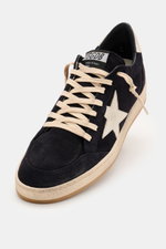 Golden Goose Sneaker 'Ball Star' navy/creme, seitliche Nahaufnahme von vorne oben, Veloursleder, Vintage-Finish, Used-Optik, Stern, schmale Silhouette, Acht-Loch-Schnürung