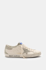 Golden Goose Sneaker 'Super-Star Classic' offwhite/hellgrau in Seitenansicht mit Vintage-Finish, handgemachter Used-Optik, Stern, Velours- und Nubukleder-Overlays.