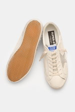 Golden Goose Sneaker 'Super-Star Classic' offwhite/hellgrau im Vintage-Finish, seitliche Stern-Applikation, Veloursleder, Used-Optik, Ansicht von oben und Sohle.