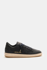 Golden Goose Sneaker 'Ball Star' dark navy/sand seitlich fotografiert mit Vintage-Finish, Leder, Stern, Used-Optik, Acht-Loch-Schnürung, Gummisohle.