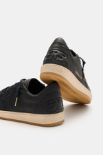 Golden Goose Sneaker 'Ball Star' dark navy/sand, seitlich hinten fotografiert, Vintage-Finish, Leder, Used-Optik, Stern, flexible Gummisohle.