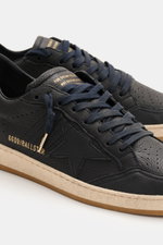 Golden Goose Sneaker 'Ball Star' dark navy/sand, Nahaufnahme seitlich oben, Vintage-Finish, Nappaleder, Leder-Overlays, Stern, Used-Optik, schmale Silhouette.