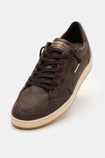 Golden Goose Sneaker 'Ball Star' dark brown/sand, Nahaufnahme von oben rechts, Vintage-Leder, Stern-Overlay, Used-Optik, achtloch Schnürung.