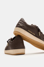 Golden Goose Sneaker 'Ball Star' dark brown/sand, vintage-look, feines Nappaleder, Stern, Used-Optik, seitliche Goldschrift, von hinten seitlich fotografiert.