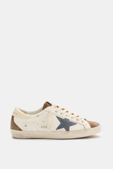 Golden Goose Sneaker 'Super-Star Classic' creme/taupe/rauchblau, Seitenansicht rechts, Vintage-Finish mit handgemachter Used-Optik und Stern-Overlay.