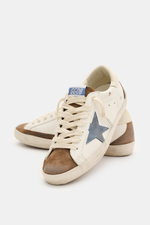 Golden Goose Sneaker 'Super-Star Classic' creme/taupe/rauchblau, Vintage-Finish, Stern, Used-Optik, seitlich, schräg von vorne fotografiert.