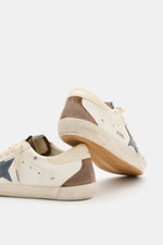 Golden Goose Sneaker 'Super-Star Classic' creme/taupe/rauchblau, Vintage-Finish, Stern, Used-Optik, schräg von hinten oben fotografiert.