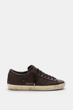 Golden Goose Sneaker 'Super-Star Classic' dark brown shown from the side, featuring fine nappa leather, vintage finish, iconic star, seven-eyelet lacing, padded collar, and used-look rubber sole. For everyone who celebrates patina instead of perfection.