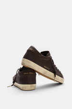 Rear and side view of Golden Goose Sneaker 'Super-Star Classic' dark brown in fine nappa leather with vintage finish, iconic star, seven-eyelet lacing, perforations, padded collar, leather and terry cloth lining, and flexible rubber sole with used look. F