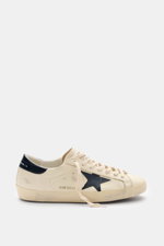 Golden Goose Sneaker 'Super-Star Classic' creme/navy seitlich fotografiert mit Vintage-Finish, Stern, Used-Optik und Leder-Overlays.
