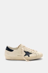 Golden Goose Sneaker 'Super-Star Classic' creme/navy seitlich fotografiert mit Vintage-Finish, Stern, Used-Optik und Leder-Overlays.