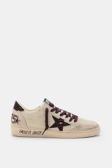 Golden Goose Sneaker 'Ball Star' offwhite/bordeaux seitlich fotografiert mit Vintage-Finish, Used-Lackleder-Star, perforierter Kappe, acht Loch Schnürung, flexibler Gummisohle.