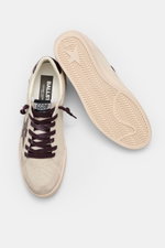 Golden Goose Sneaker 'Ball Star' offwhite/bordeaux, von oben fotografiert, zeigt Vintage-Finish, Used-Lackleder, Stern, perforierte Vorderkappe, Gummisohle.
