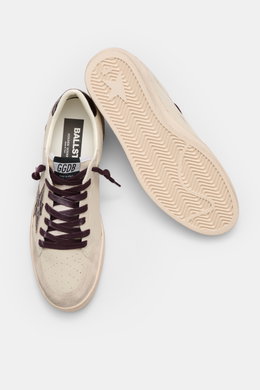 Golden Goose Sneaker 'Ball Star' offwhite/bordeaux, von oben fotografiert, zeigt Vintage-Finish, Used-Lackleder, Stern, perforierte Vorderkappe, Gummisohle.