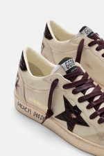Golden Goose Sneaker 'Ball Star' offwhite/bordeaux, seitliche Nahaufnahme, Vintage-Finish, Used-Lackleder-Overlays, handgemachte Used-Optik, Acht-Loch-Schnürung, gepolsterter Schaftrand.