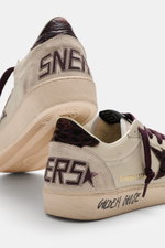 Golden Goose Sneaker 'Ball Star' offwhite/bordeaux in Used-Optik, Vintage-Finish, seitlicher Print, Stern, Acht-Loch-Schnürung, Detailansicht von hinten schräg.