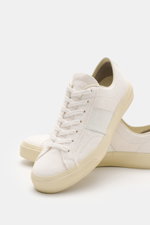 Tom Ford Sneaker weiß shown from front-side angle, angerautes Kalbveloursleder, Glattleder overlays, silberfarbene Eyelets, runde Vorderkappe, Sieben-Loch-Schnürung, Sohlenrand mit TOM FORD-Logo, Innenfutter aus Leder, flexible Gummisohle.
