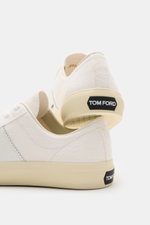 Rear side view of Tom Ford Sneaker weiß in angerautes Kalbveloursleder with Glattleder overlays, silver eyelets, round toe, seven-hole lacing, TOM FORD logo sole edge, leather lining, and flexible rubber sole. <p>-</p>
<ul>
<li>angerautes Kalbveloursleder