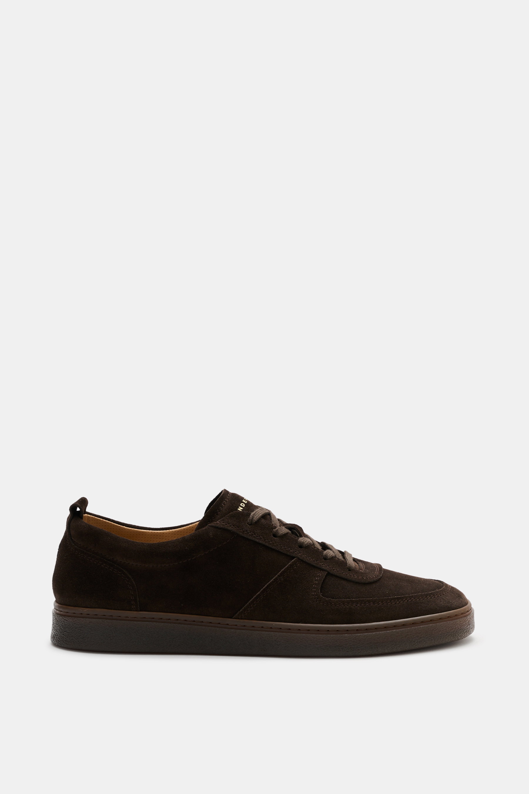 Henderson Sneaker 'Levante' dunkelbraun aus softem Veloursleder, runde Vorderkappe, Fünf-Loch-Schnürung, Logoprägung, Seitenansicht.