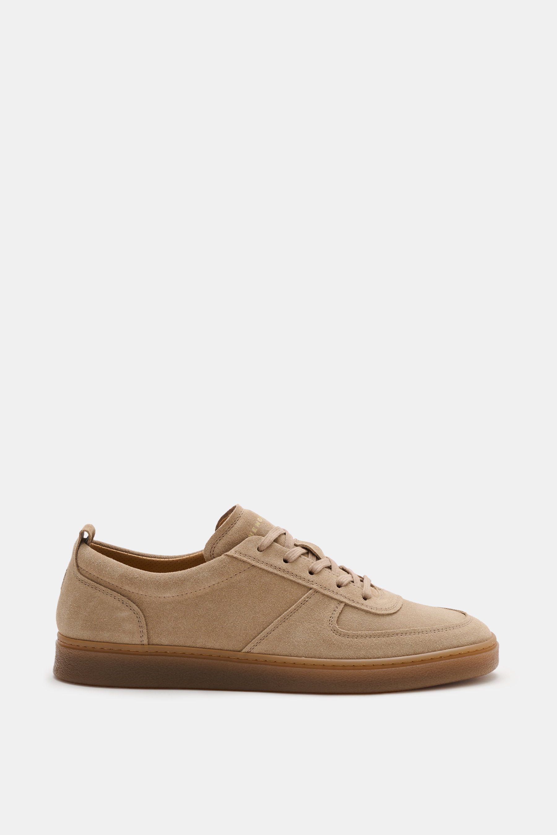 Henderson Sneaker 'Levante' beige aus softem Veloursleder, runde Vorderkappe, Fünf-Loch-Schnürung, Logoprägung, perforiertes Lederfutter, Gummilaufsohle, Seitenansicht.