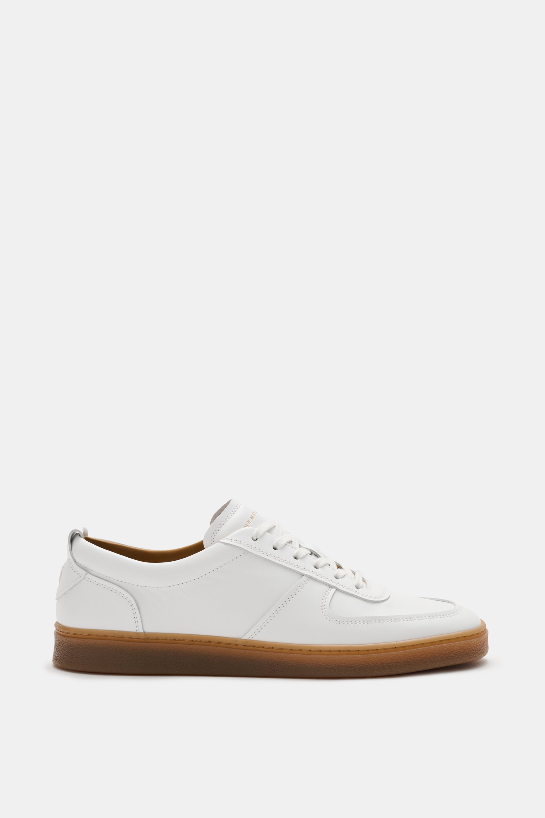 Henderson Sneaker 'Vitello' weiß aus edlem Glattleder seitlich fotografiert, mit runder Vorderkappe, sechs-Loch-Schnürung, Logoprägung, Lederfutter und leichter Gummisohle.