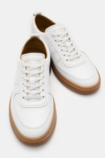 Henderson Sneaker 'Vitello' white shown from a top-front angle, made of noble smooth leather with rounded toe cap, six-eyelet lacing, logo embossing on the tongue, leather lining inside, and light rubber outsole. 

A classic: The 'Vitello' sneaker by HEND