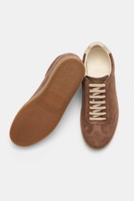Brunello Cucinelli Sneaker braun, seitliche Draufsicht, Veloursleder, schmale Silhouette, Flügelkappe, sieben Loch Schnürung, Naturgummi-Sohle.