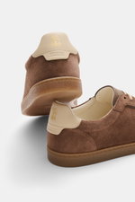 Brunello Cucinelli Sneaker braun aus geschmeidigem Veloursleder, von hinten fotografiert, mit Glattlederlasche, gepolstertem Schaftrand, Naturgummisohle.