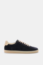 Seitenansicht des Brunello Cucinelli Sneaker navy aus geschmeidigem Veloursleder mit Flügelkappe, sieben Loch Schnürung, gepolstertem Schaftrand und Naturgummisohle.