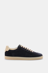 Seitenansicht des Brunello Cucinelli Sneaker navy aus geschmeidigem Veloursleder mit Flügelkappe, sieben Loch Schnürung, gepolstertem Schaftrand und Naturgummisohle.