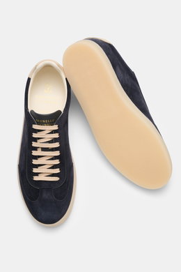 Brunello Cucinelli Sneaker navy aus geschmeidigem Veloursleder, schmal zulaufend, mit Flügelkappe, Sieben-Loch-Schnürung, Glattlederlasche und Naturgummisohle, von oben und seitlich fotografiert.