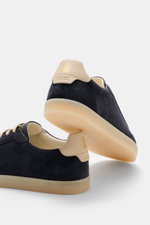 Brunello Cucinelli Sneaker navy aus Veloursleder, retroeske Form, beige Flügelkappe, seitliche Ansicht von hinten mit Naturgummisohle.