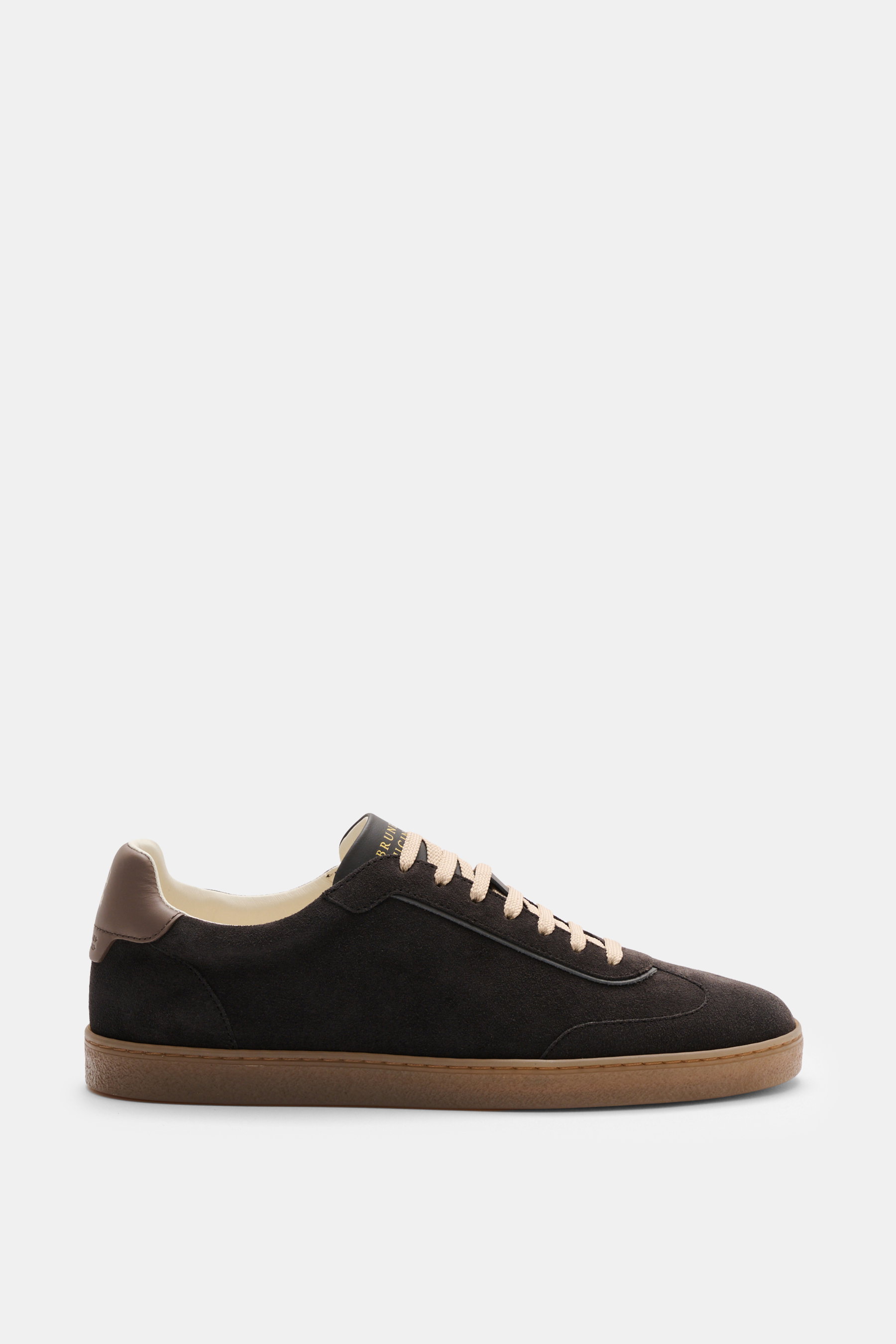 Brunello Cucinelli Sneaker graubraun aus Veloursleder, seitliche Seitenansicht, schmal zulaufend, Flügelkappe, Naturgummi-Sohle, gepolstert.
