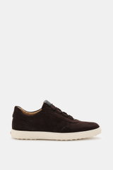 Tod's Slip-on Sneaker dunkelbraun aus softem Veloursleder, seitlich fotografiert, mit elastischer Schnürung, gepolstertem Schaftrand, Emblem und genoppter Sohle.